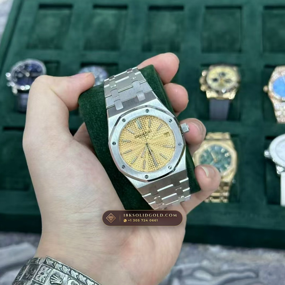 Audemars Piguet Royal Oak Jumbo Extra-Thin 39mm Salmon Dial 18K White Gold Reference 15202BC.OO.1240BC.01 — Hallmarked Edition — Studio Gallery Plate X in 18K White Gold Au750 (174.3g Verified Mass, Audemars Piguet Cal. 2121 Ultra-Thin)