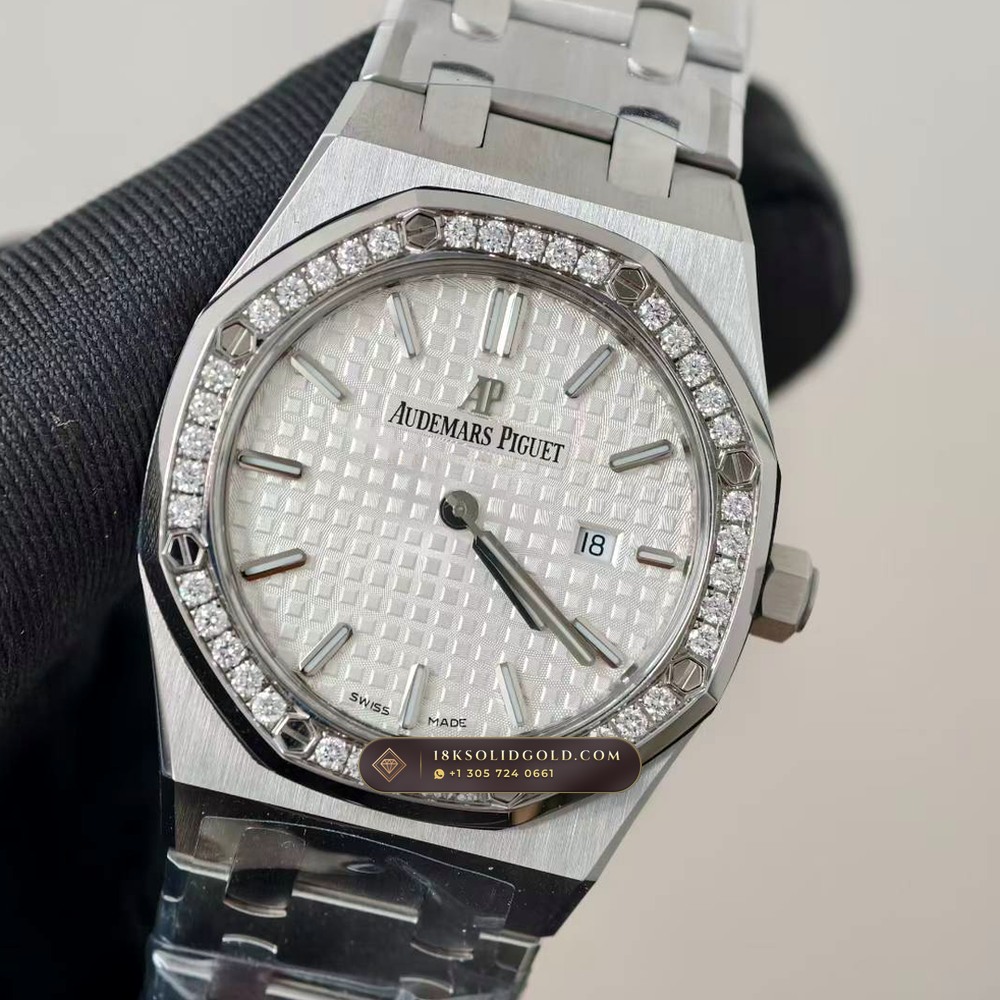 Audemars Piguet Royal Oak Ladies 33mm Diamond-Set Bezel Reference 67651ST — Salon Edition angle 2