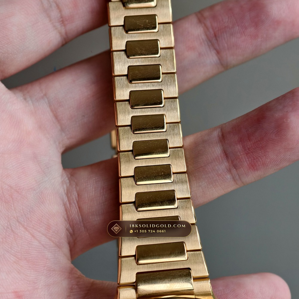 Patek Philippe Nautilus Ladies Automatic 18K Rose Gold Reference 7118/1R — Hallmarked Edition — Studio Gallery Plate IX in 18K Rose Gold Au750 (145.9g Verified Mass, Patek Philippe Cal. 324 S C - 21K Gold Rotor)
