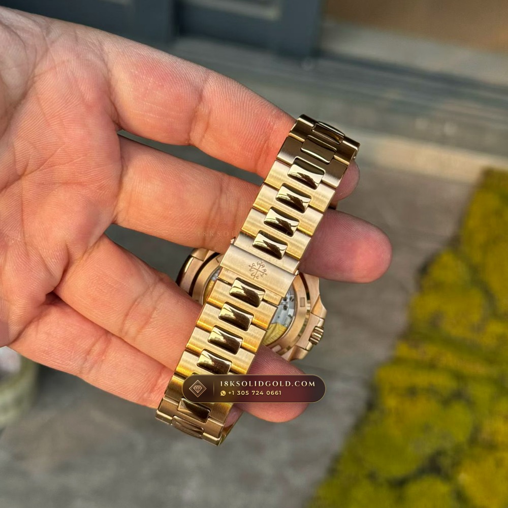 Patek Philippe Nautilus Self-Winding Diamond-Set Bezel 18K Rose Gold Reference 5723/112R-001 — Hallmarked Edition — Studio Gallery Plate VII in 18K Rose Gold Au750 (186.8g Verified Mass, Patek Philippe Cal. 26-330 S C / Cal. 324 S C - 21K Gold Rotor)