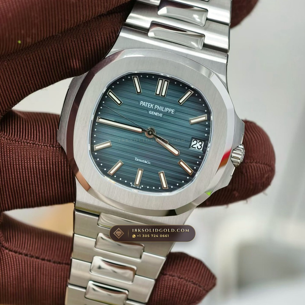 Patek Philippe Nautilus Self-Winding Reference 5711/1A-010 — Salon Edition angle 3