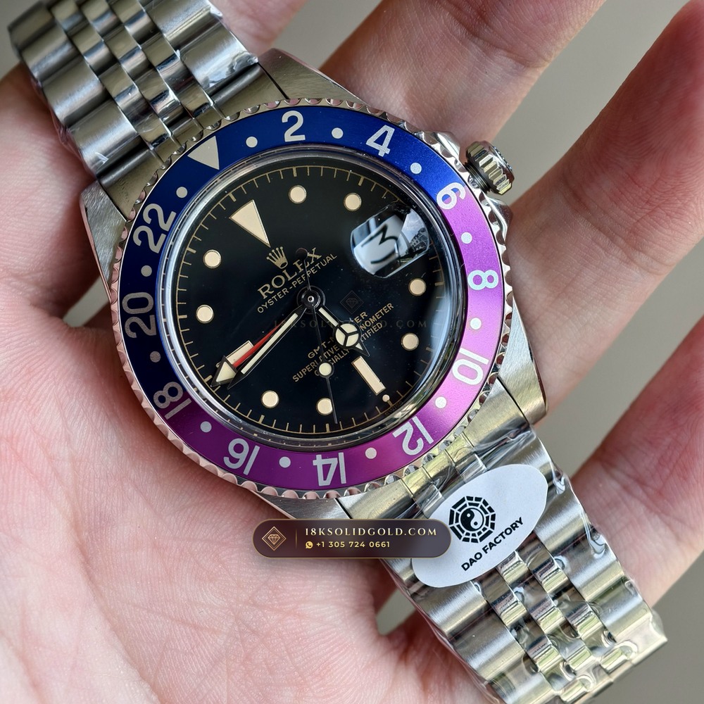 Rolex GMT-Master Vintage Reference 1675 — Salon Edition angle 2