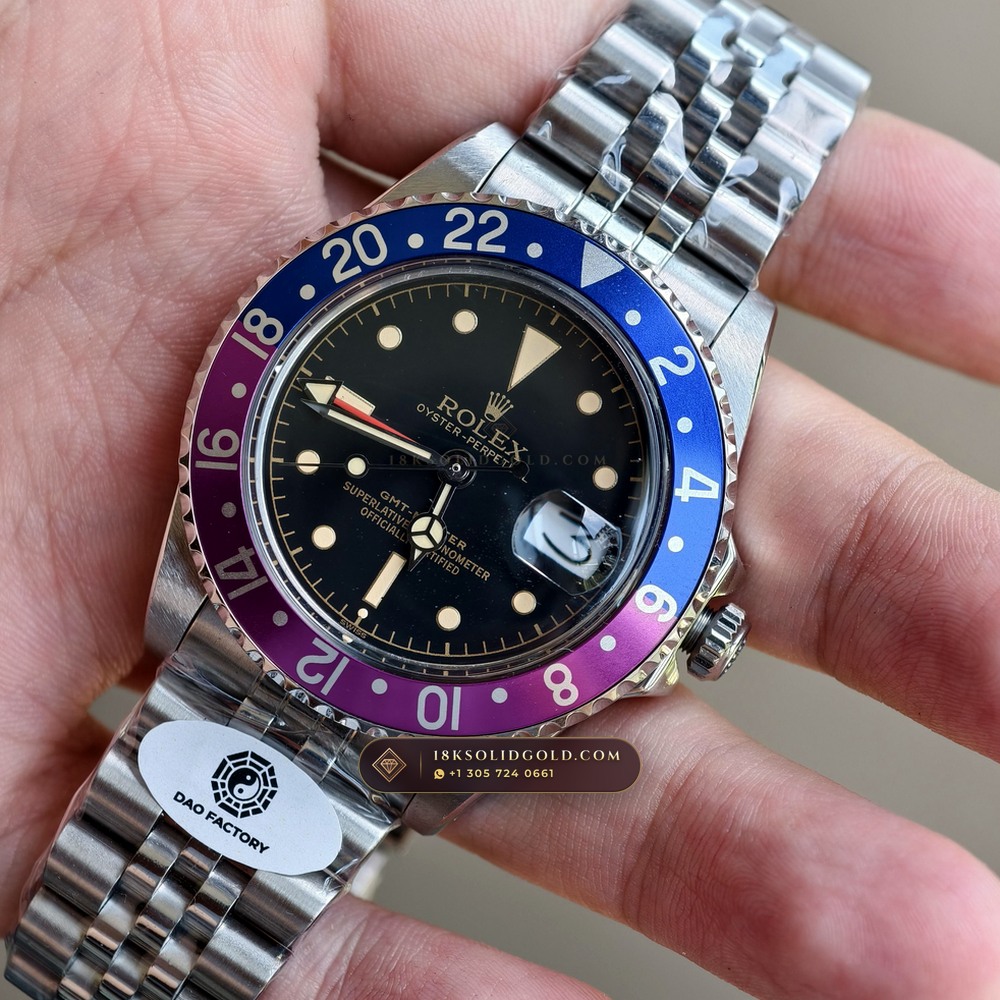 Rolex GMT-Master Vintage Reference 1675 — Salon Edition angle 3