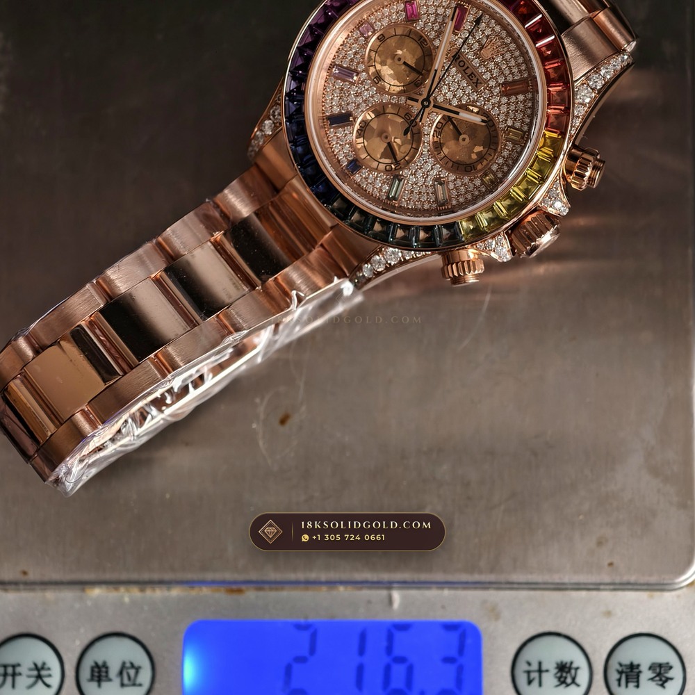 Rolex Cosmograph Daytona Rainbow Full Diamond Pave Dial 18K Everose Gold Reference 116595RBOW — Hallmarked Edition — Studio Gallery Plate IX in 18K Rose Gold Au750 (216.5g Verified Mass, Rolex Manufacture Cal. 4130 - 72h Power Reserve)