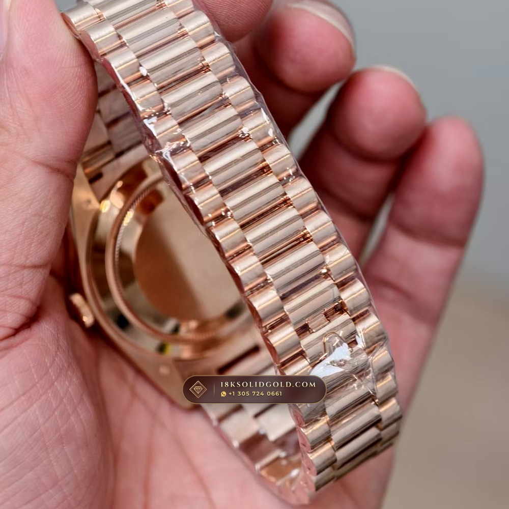 Rolex Day-Date 40 Olive Green Sunray Dial 18K Everose Gold Reference 228235 — Hallmarked Edition — Studio Gallery Plate VIII in 18K Rose Gold Au750 (210.4g Verified Mass, Rolex Manufacture Cal. 3255 - 70h Power Reserve)