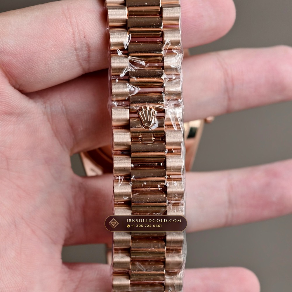 Rolex Day-Date 40 60th Anniversary Olive Green Dial 18K Everose Gold Reference 228235 — Hallmarked Edition — Studio Gallery Plate VII in 18K Rose Gold Au750 (210.1g Verified Mass, Rolex Manufacture Cal. 3255 - 70h Power Reserve)