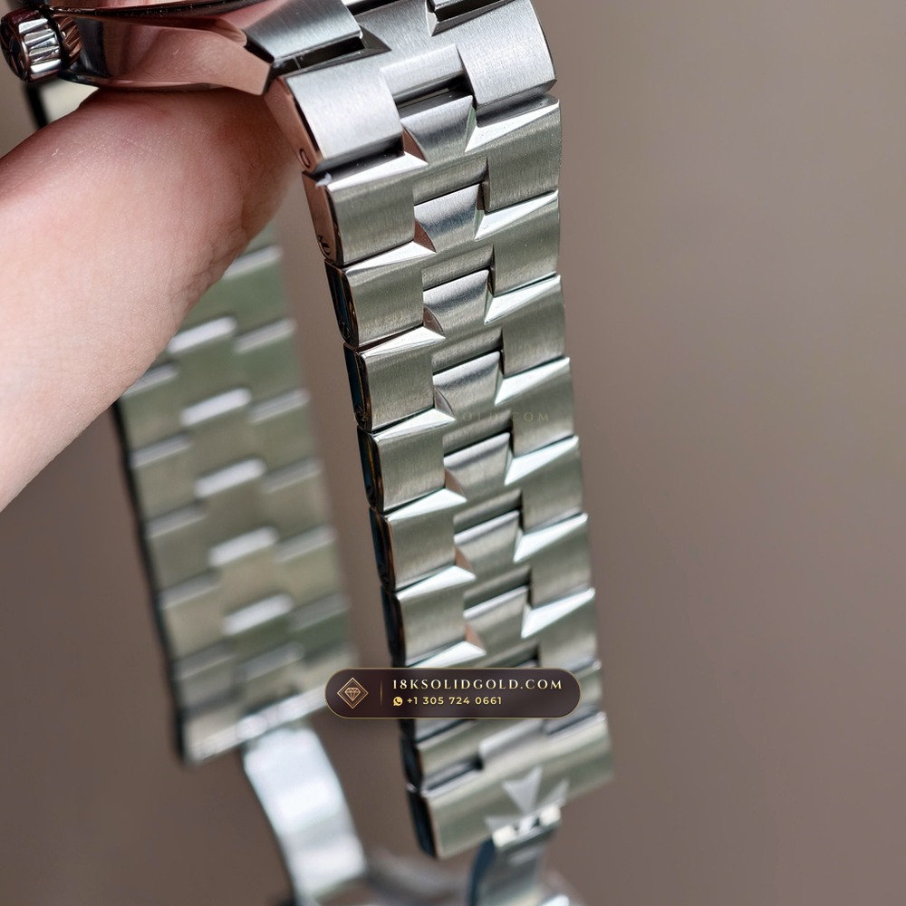 Vacheron Constantin Overseas Self-Winding 41mm Geneva Atelier Spec Reference 4500V/110A-B128 — Salon Edition — Studio Gallery Plate VII in 904L Stainless Steel Custom Architecture (152.2g Verified Mass, Vacheron Constantin Cal. 5100 - 22K Gold Maltese Rotor)
